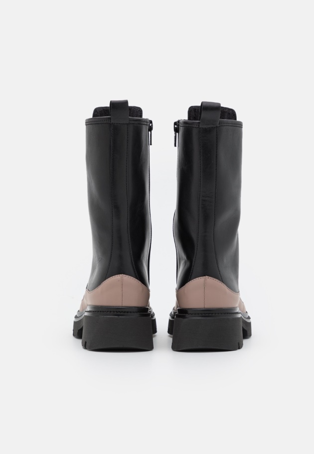 Dunkelnackte Gabor-Schnürstiefeletten